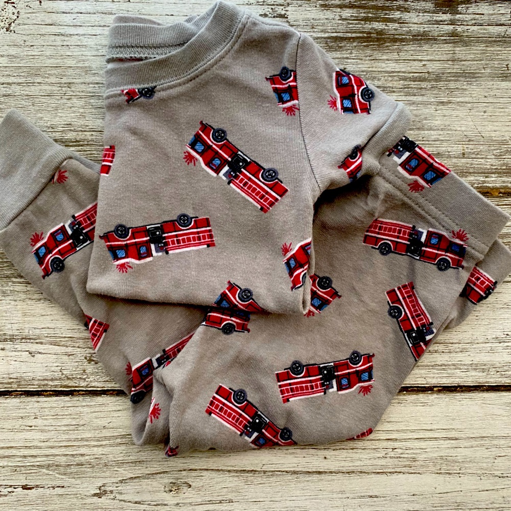 Old Navy Firetrucks pajamas🚒 size 18-24 months